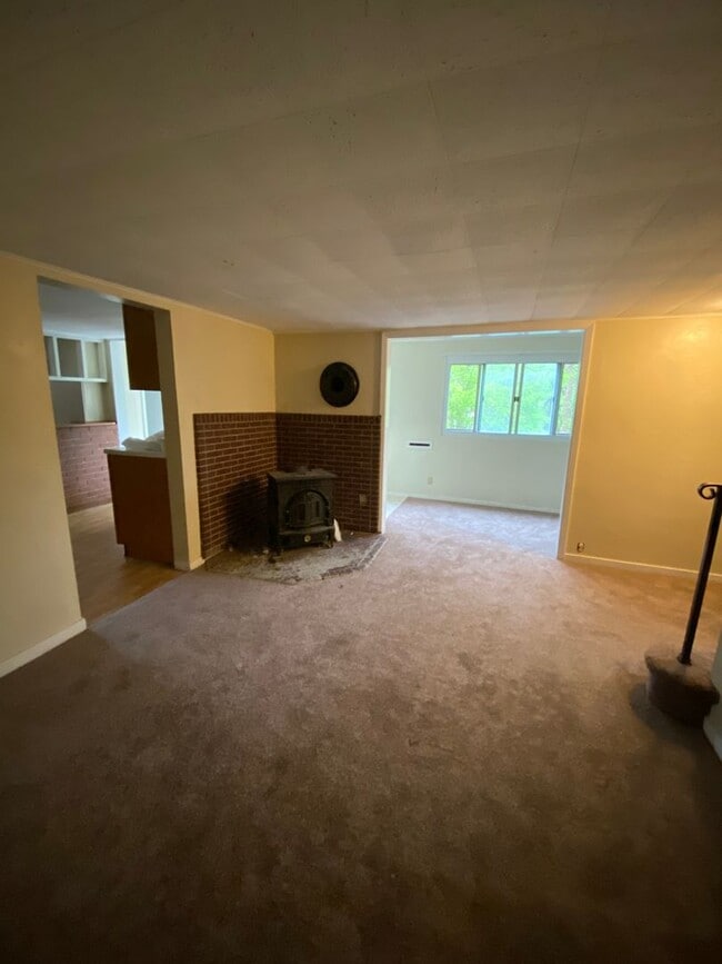 Building Photo - AVAILABLE MAY 2026 - Check out this 2 Bedroom Home w/ Garage in Duquesne Heights!