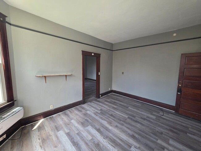 Building Photo - Nicely updated 1 BR