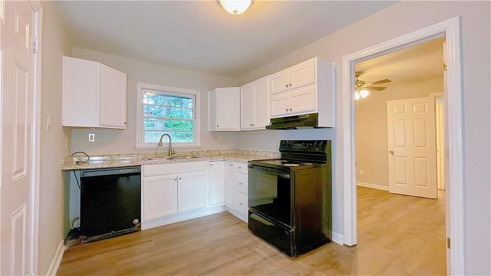 Building Photo - 2744 Fairlane Dr SE