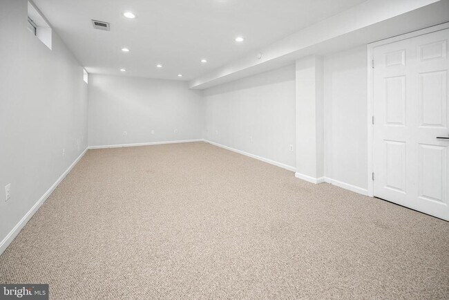 Building Photo - 33 St Williams Way
