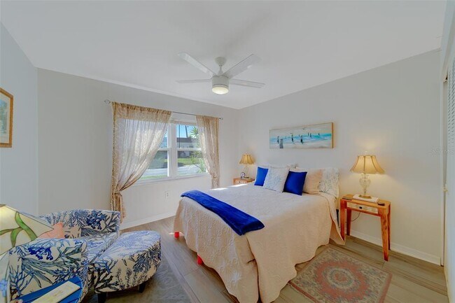 Building Photo - 13827 Mission Oaks Blvd