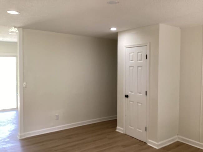 Building Photo - 3 Bed 1.5 bath House