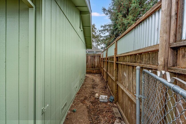 Building Photo - 310 Boyce St