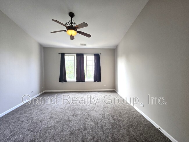 Building Photo - 652 S Rosehall Ln