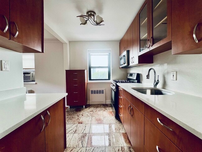 Building Photo - 2333 Hudson Terrace