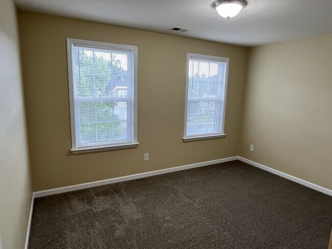 Building Photo - Spacious 4 Bed + Bonus Room Home in Concord