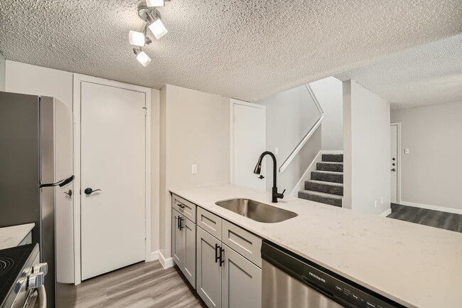 A3 Renovated - 1 Bed 1.5 Bath - Rise Heather Ridge