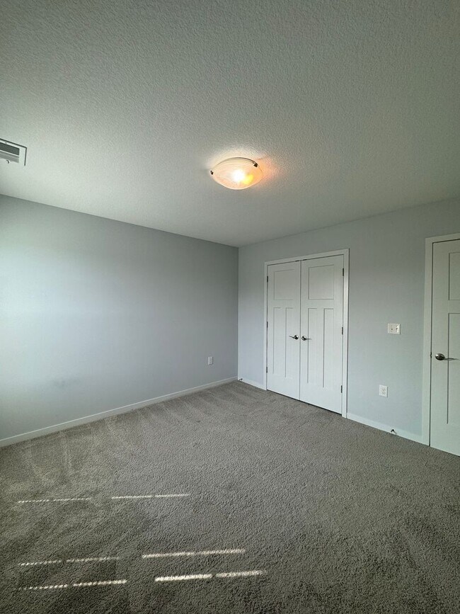 Building Photo - 4 Bedroom, 3 1/2 bathroom in Olathe!