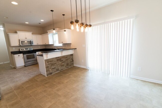 Building Photo - 3 Bedroom 2.5 Bath With Large Backyard