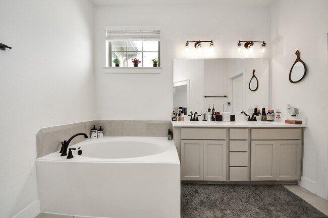 Building Photo - 4942 Carranza Ct