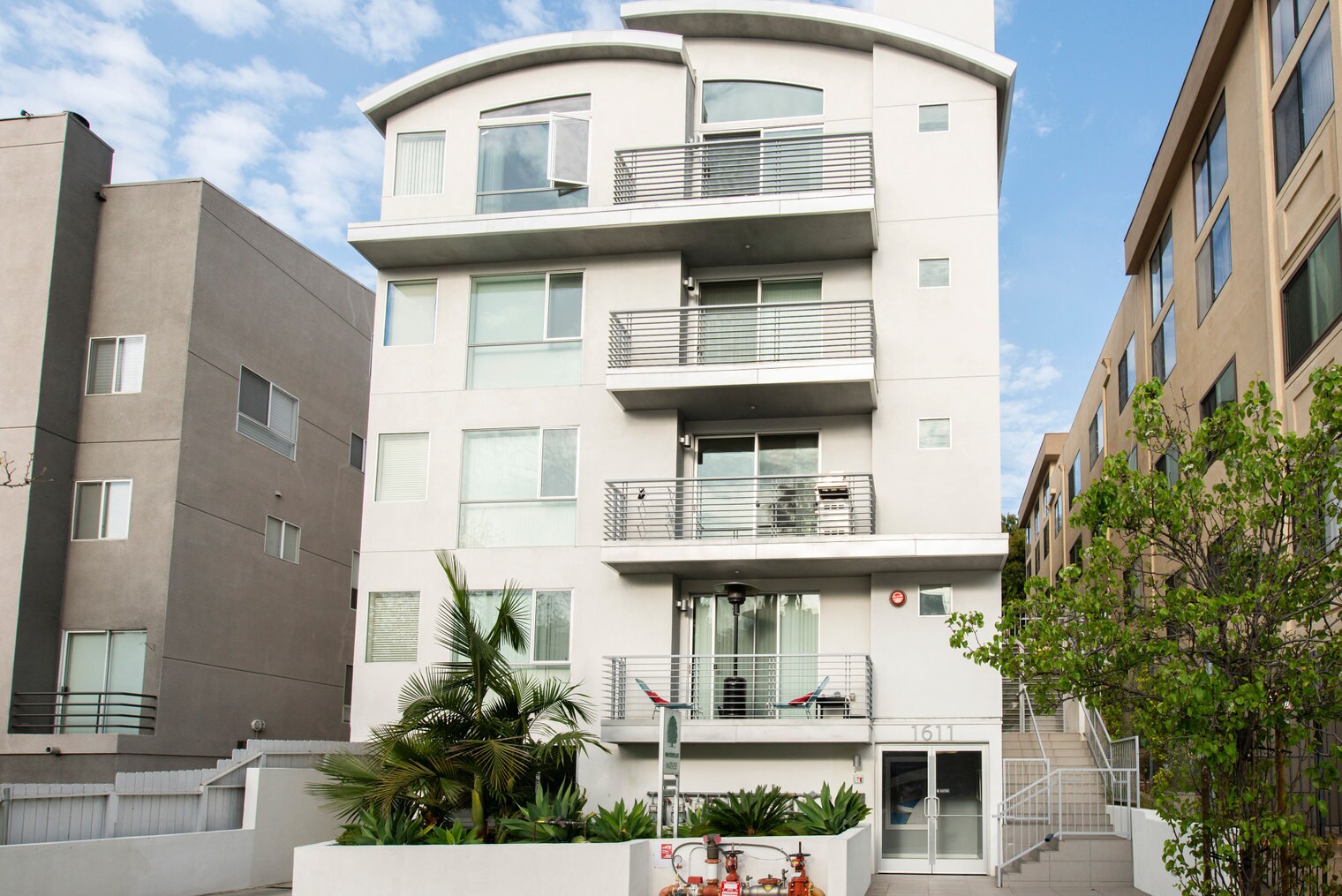 Building Photo - 1611 S Beverly Glen Blvd
