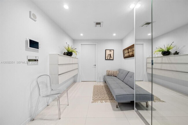 Building Photo - 17121 Collins Ave