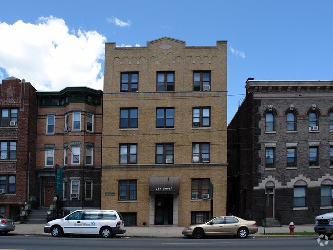 Building Photo - Quality Urban Properties