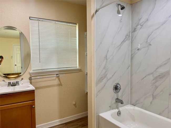 Building Photo - 711 Hahlo St