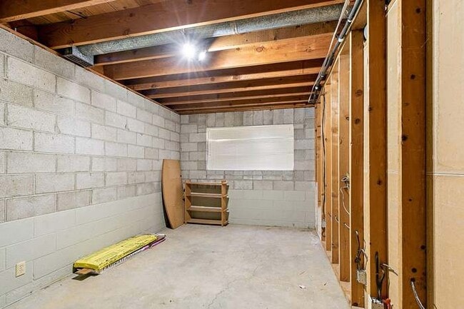 Building Photo - 735 Oak Knoll Dr