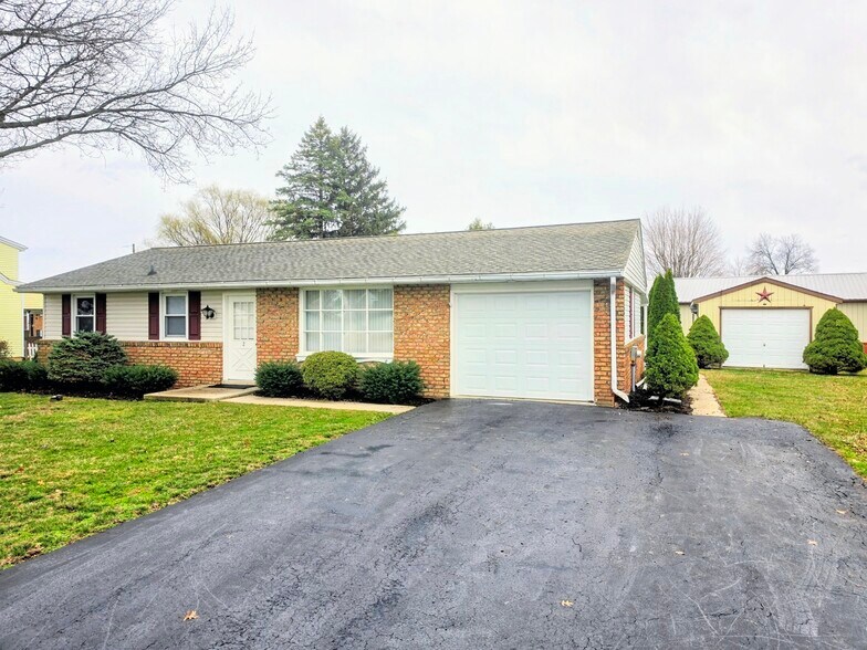 Building Photo - 2 Colonial Ave