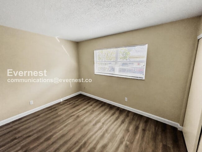 Building Photo - 2 Bed/1 Bath Townhome with Off-Street Parking / Pet-Friendly / Available Now!