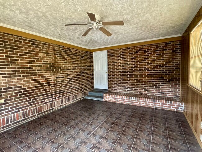 Building Photo - 318 Leola Dr