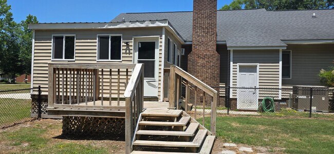 Building Photo - Nice Home with Many Amenities