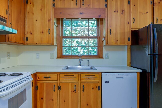 Building Photo - Gorgeous 3 bed 2 bath home with finished basement/carport in NW Greensboro! Lawn care included.