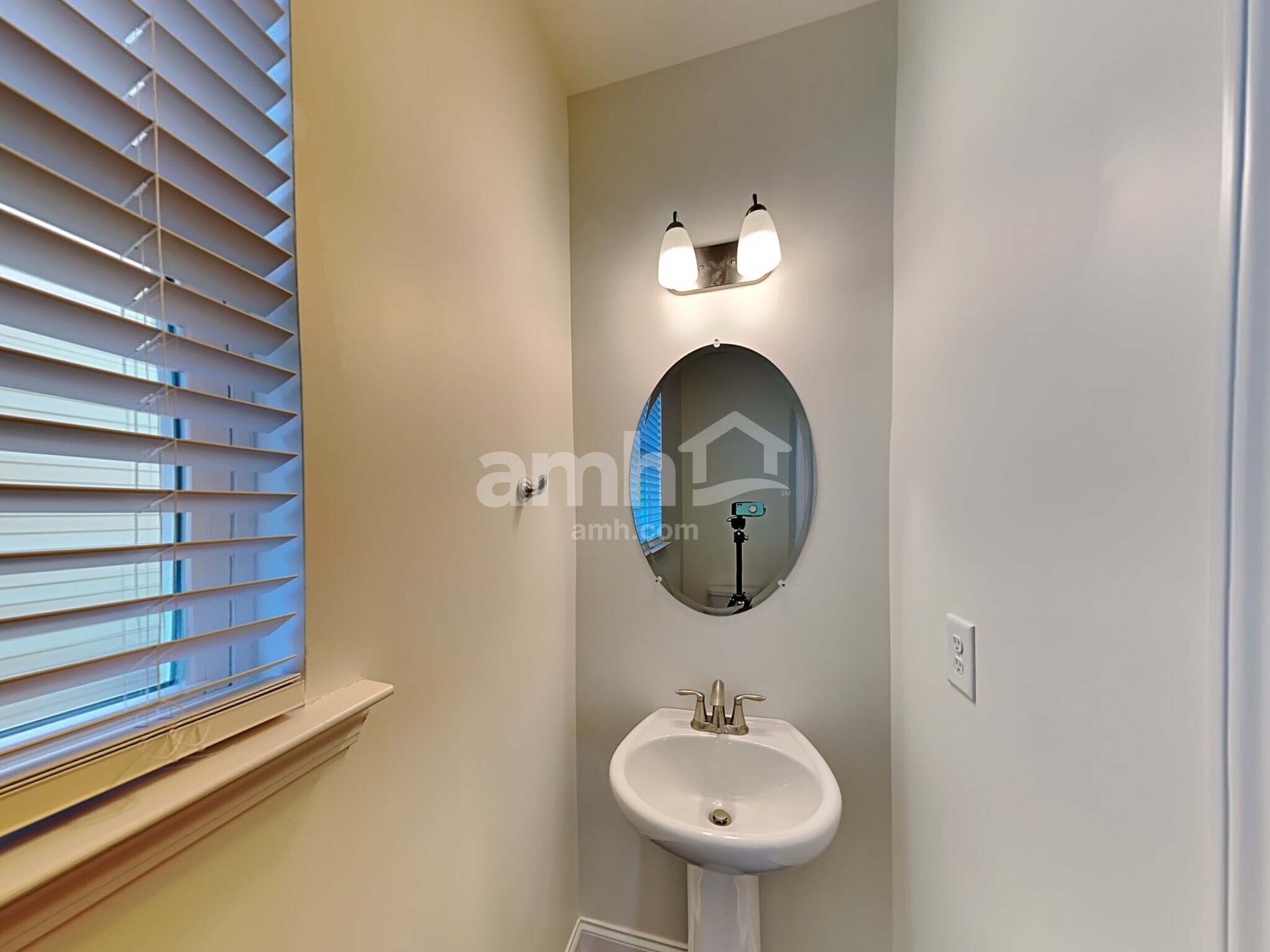 Building Photo - 455 Summit View Ct