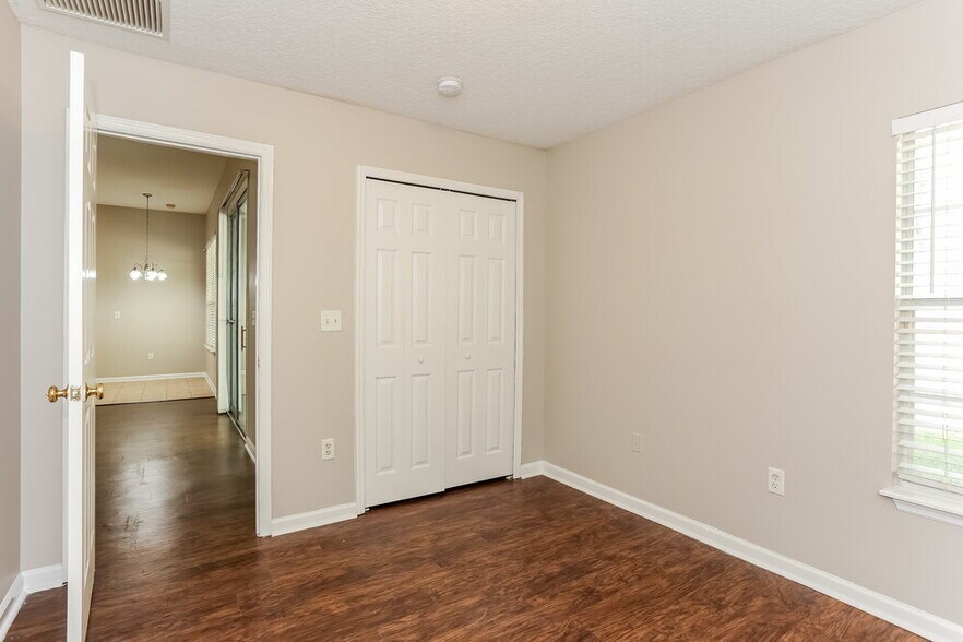 Building Photo - 667 Bonaparte Dr