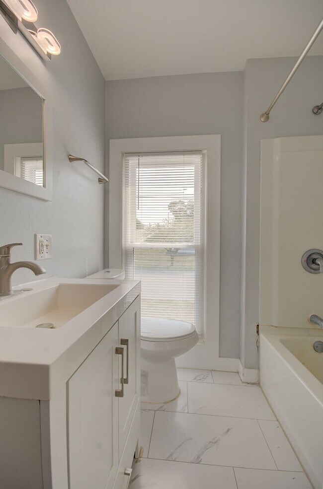 Building Photo - 1701 S State St