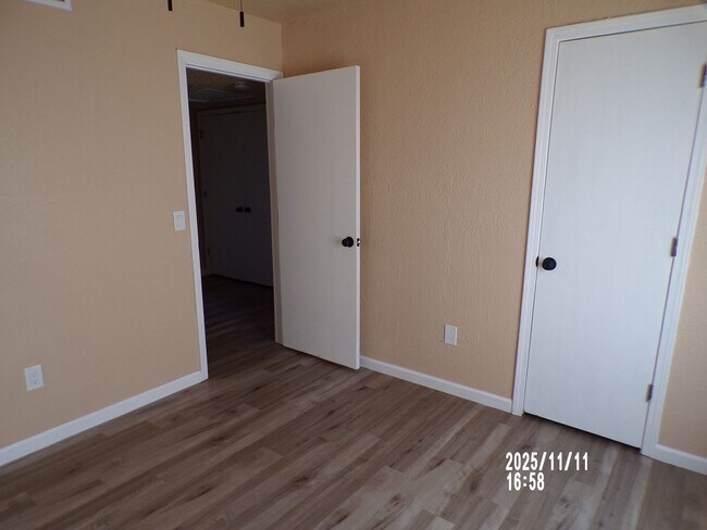 Building Photo - home located close to Bishop School District