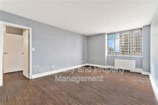 Building Photo - 600 E 8th St