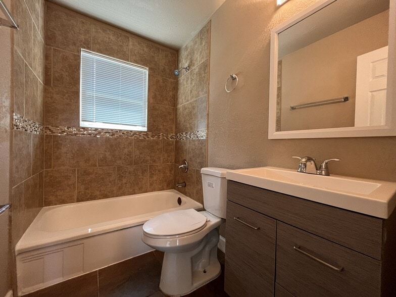 Building Photo - 7623 Pecan Villas Dr