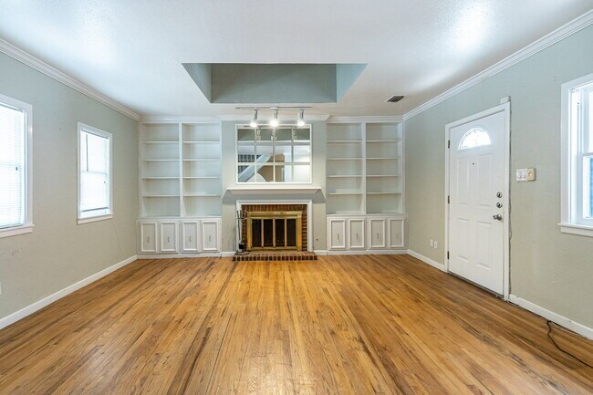 Building Photo - Large 2 story Home