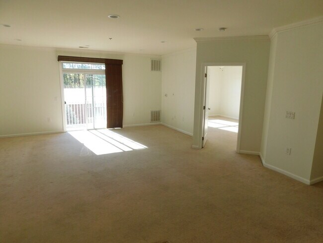 Building Photo - Recently Painted - 2 Bdrm Large Condo Edis...
