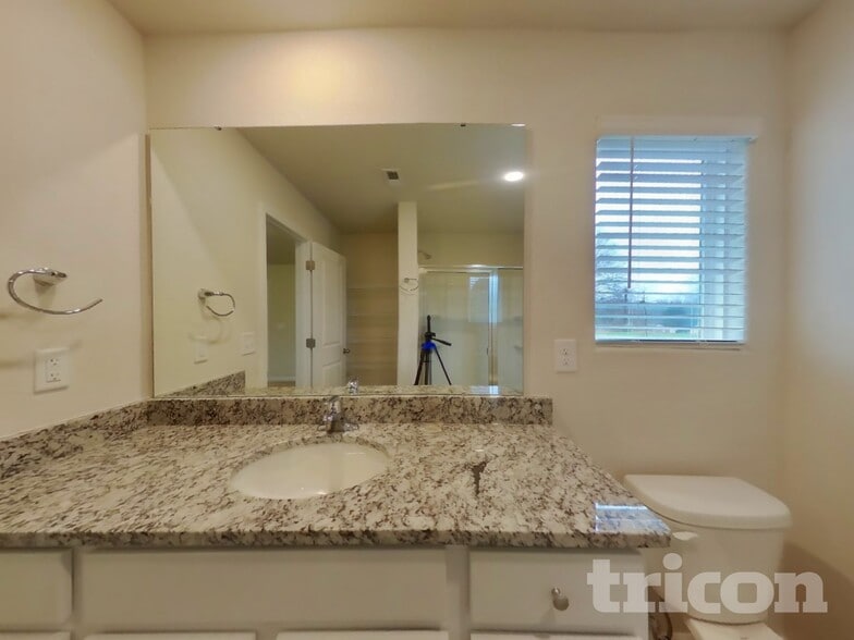 Building Photo - 727 Hawley St