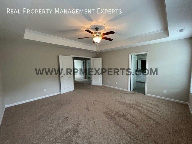 Building Photo - Magnificent 5 Bed / 3 Bath Home in Matthews