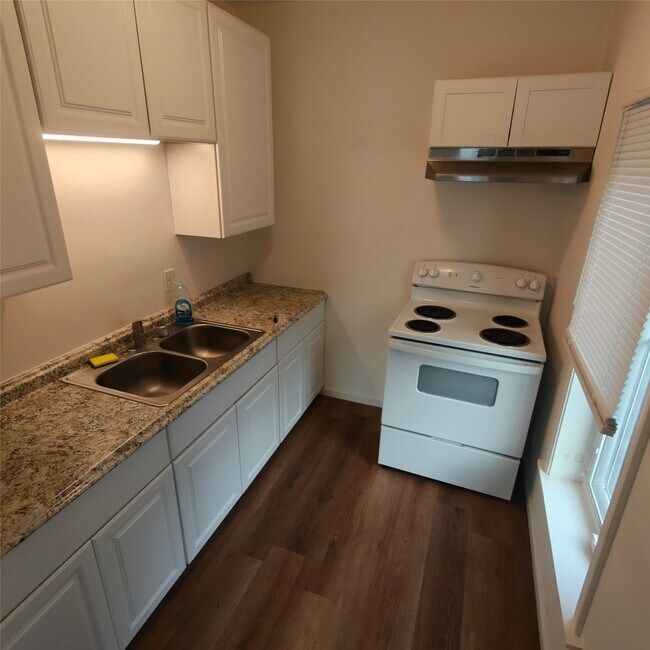 Building Photo - 145 Floral Ave