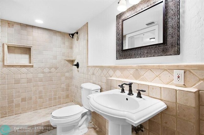 Building Photo - 251 City View Dr