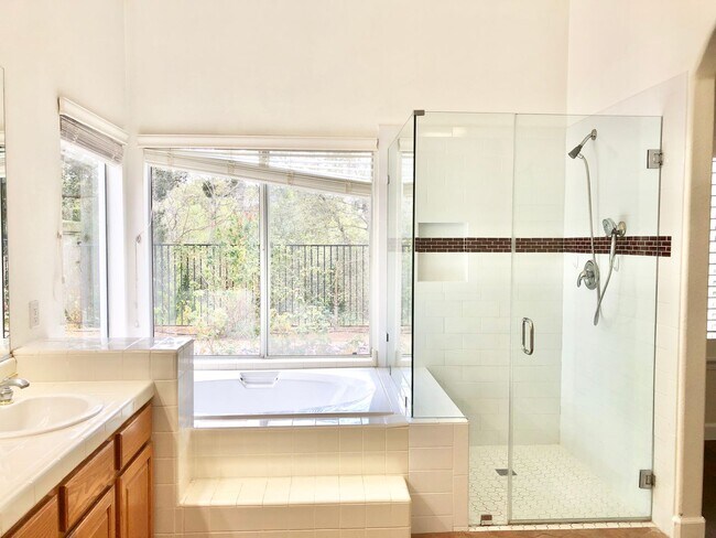 Building Photo - Wonderful Single Story Home, Quiet Neighbo...
