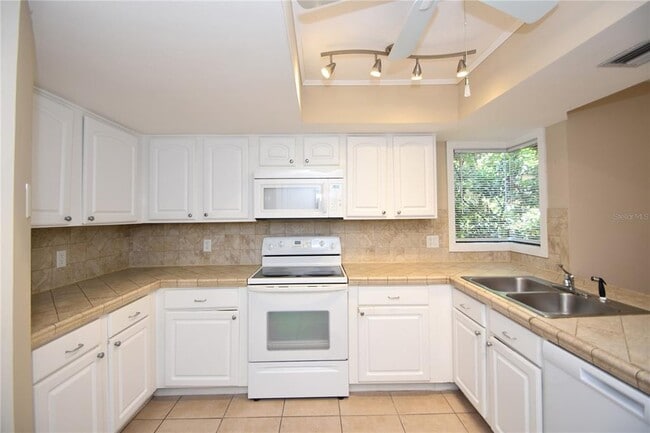 Building Photo - 6 Broadmore Cir