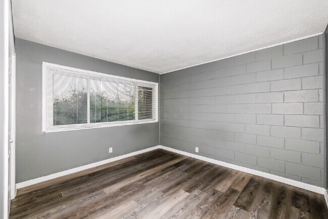 Building Photo - Charming 2 Bed, 1 Bath Apartment in Indianapolis - Don't Miss Out!