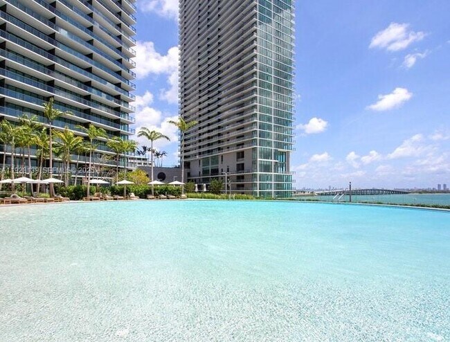 Building Photo - 650 NE 32nd St