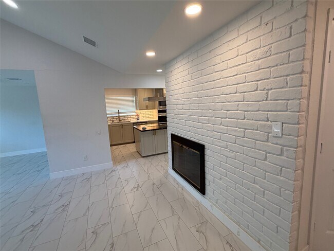 Building Photo - 2218 Round Lake Dr