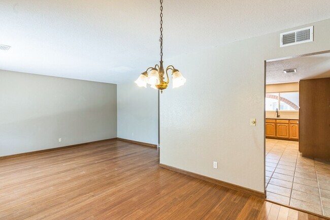 Building Photo - Charming 3BR House in Scottsdale with new ...