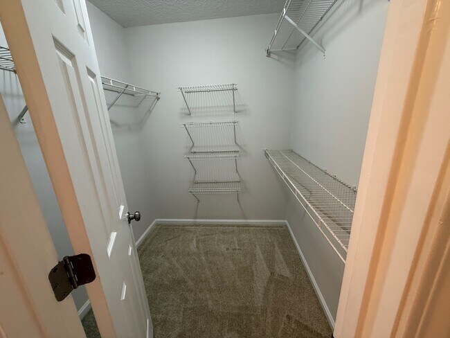 Building Photo - 5550 Oak Crossing Dr