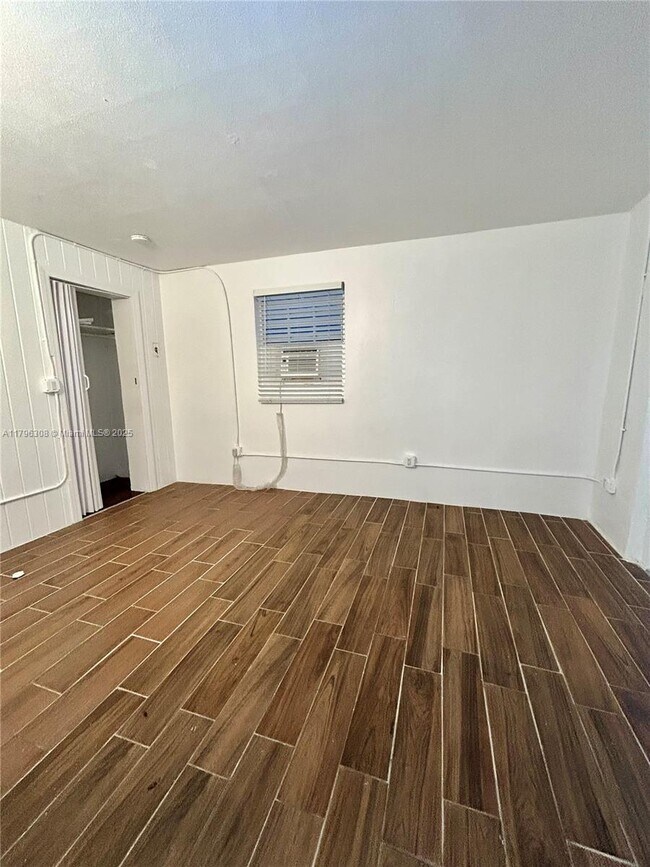 Building Photo - 706 S F St