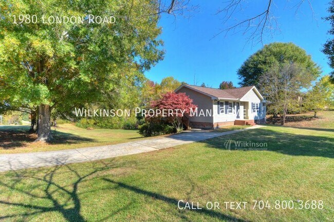 Building Photo - 3 Bedrooms, 2 Baths Ranch In Mooresville Q...