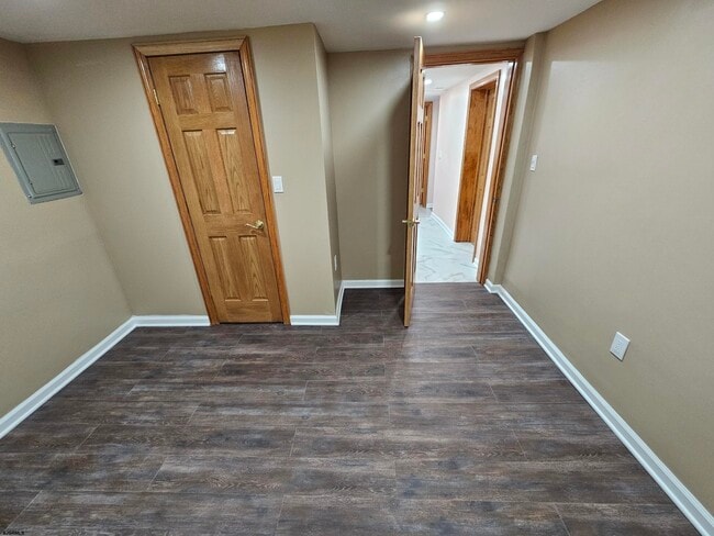 Building Photo - 9 S Laclede Pl