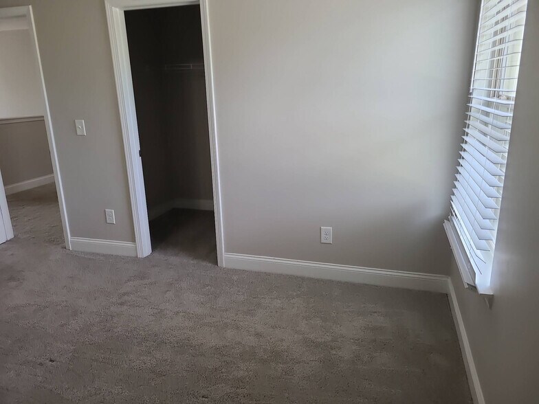 Building Photo - Room in House on Kestrel Cir