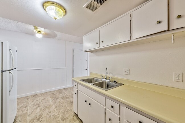 Building Photo - 3821 Daisy St