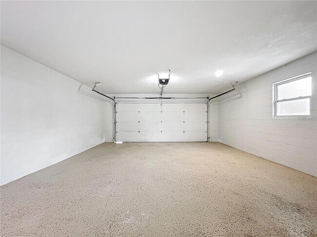 Building Photo - 8676 Hillside Dr