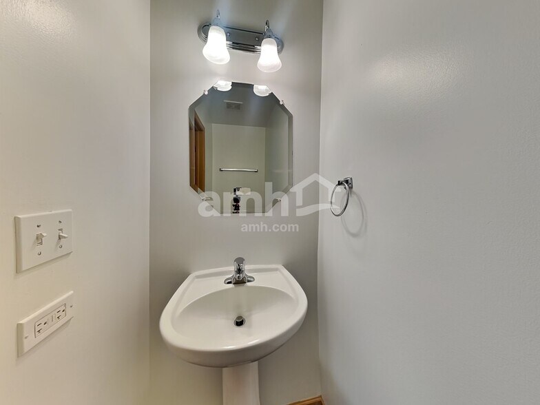 Building Photo - 3217 Kenilworth Ln